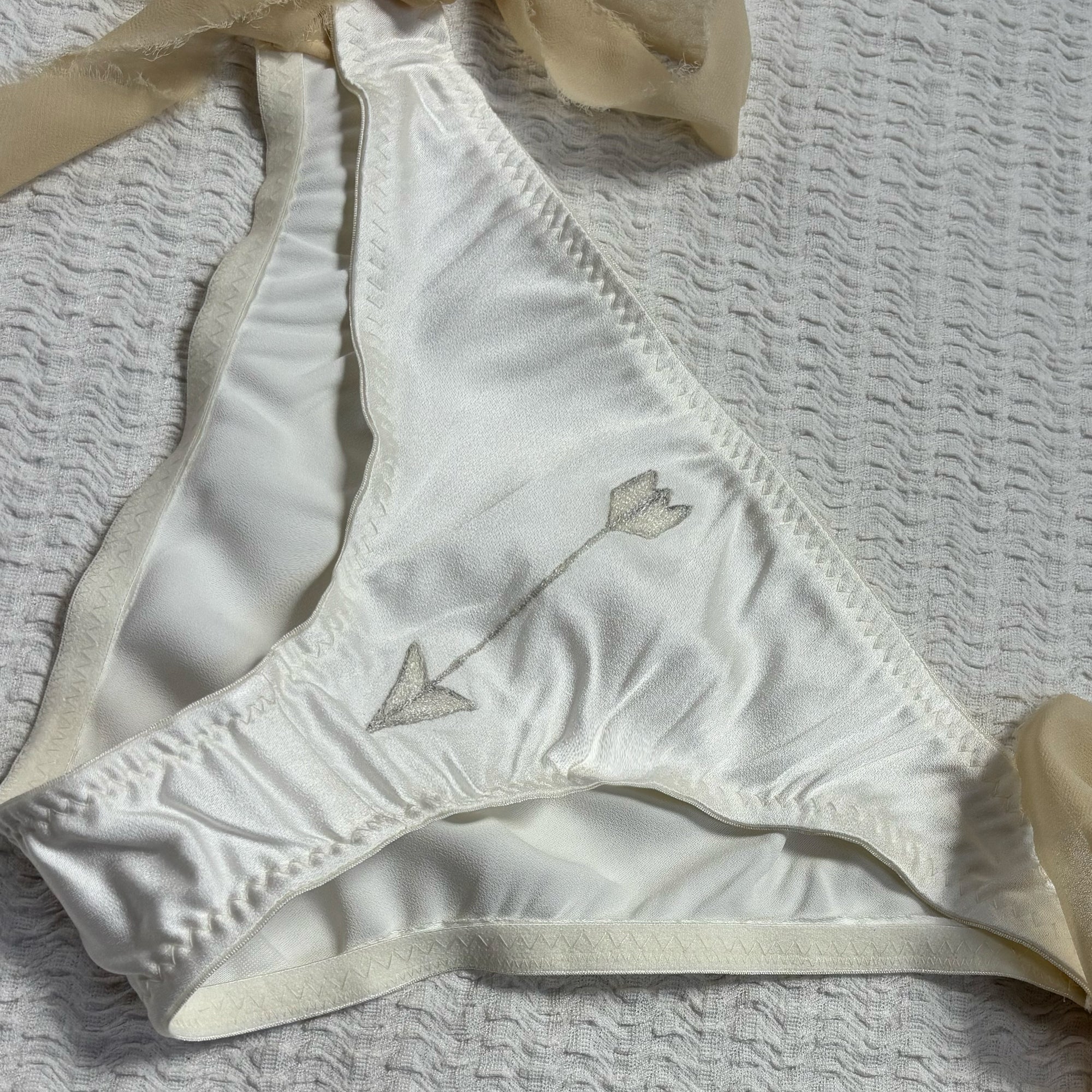 Arrow Tie Side Knicker